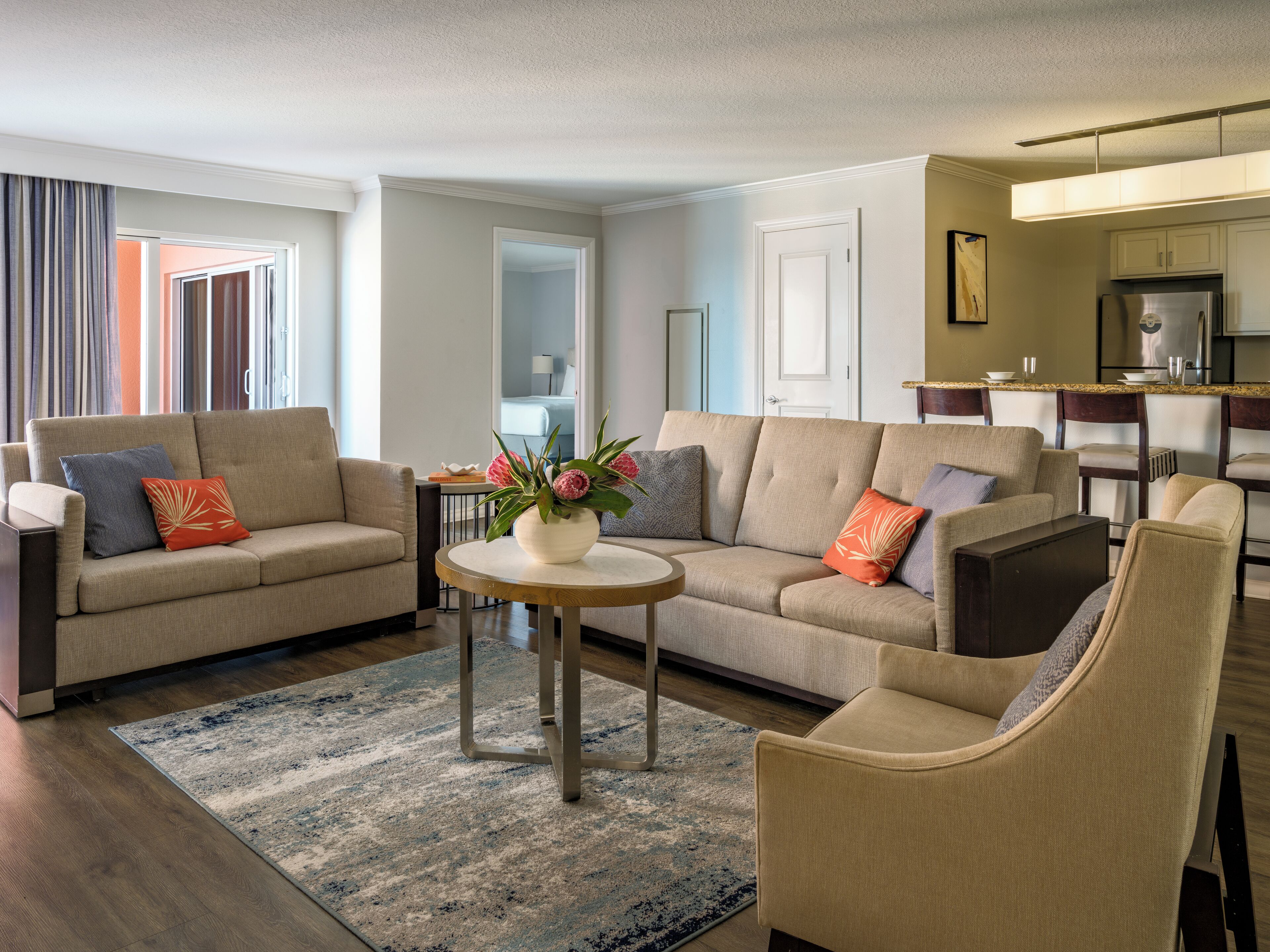 Untuvapeitot, pillowtop-patjalliset sängyt, tallelokero huoneessa