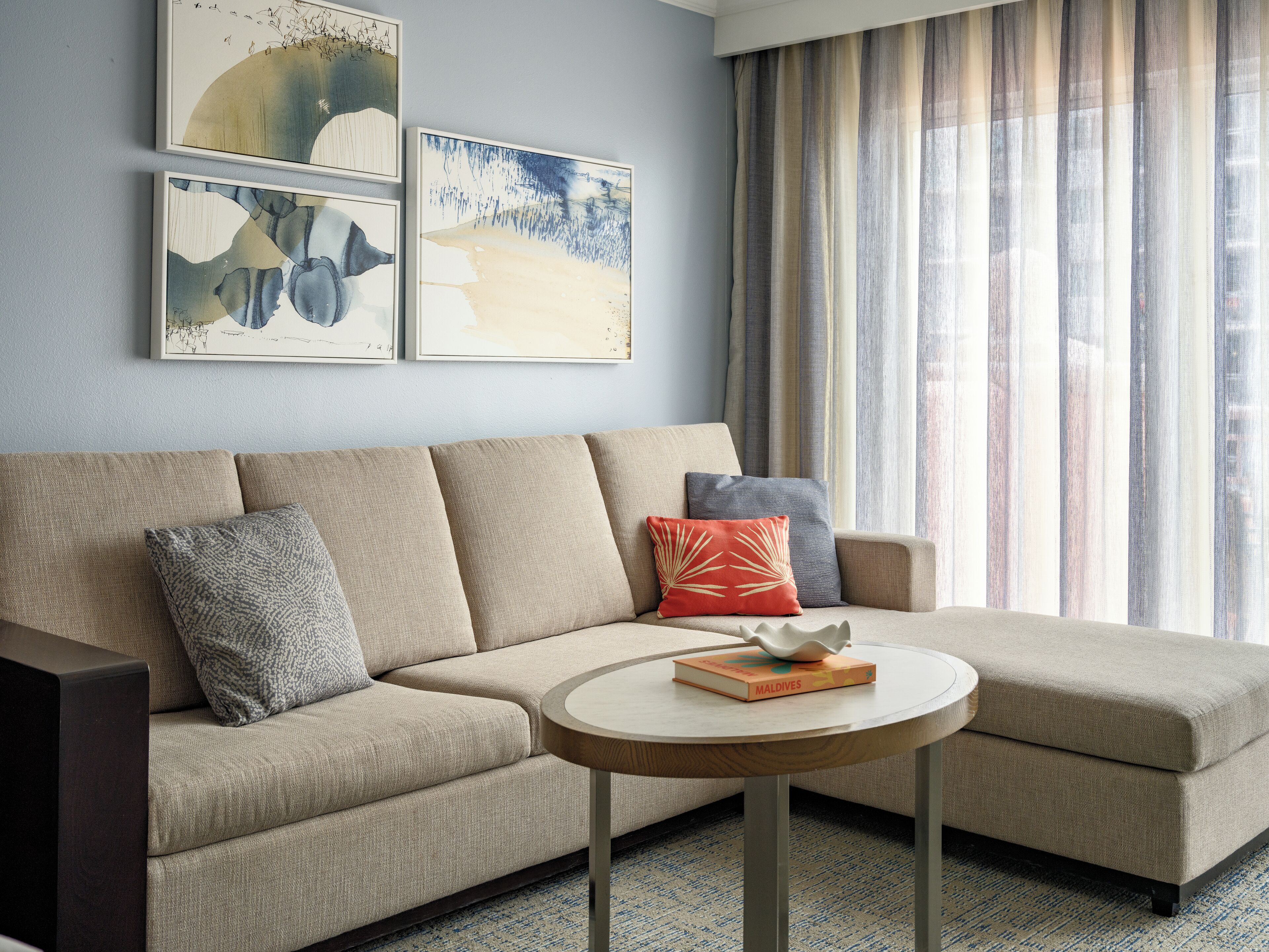 Deluxe-huone, 1 suuri parisänky, keittotila, osittainen valtamerinäköala | Oleskelualue | 65–tuumainen taulutelevisio, jossa kaapelikanavat