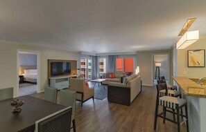 Deluxe-Suite, 2 Schlafzimmer, Poolblick (Full Kitchen)