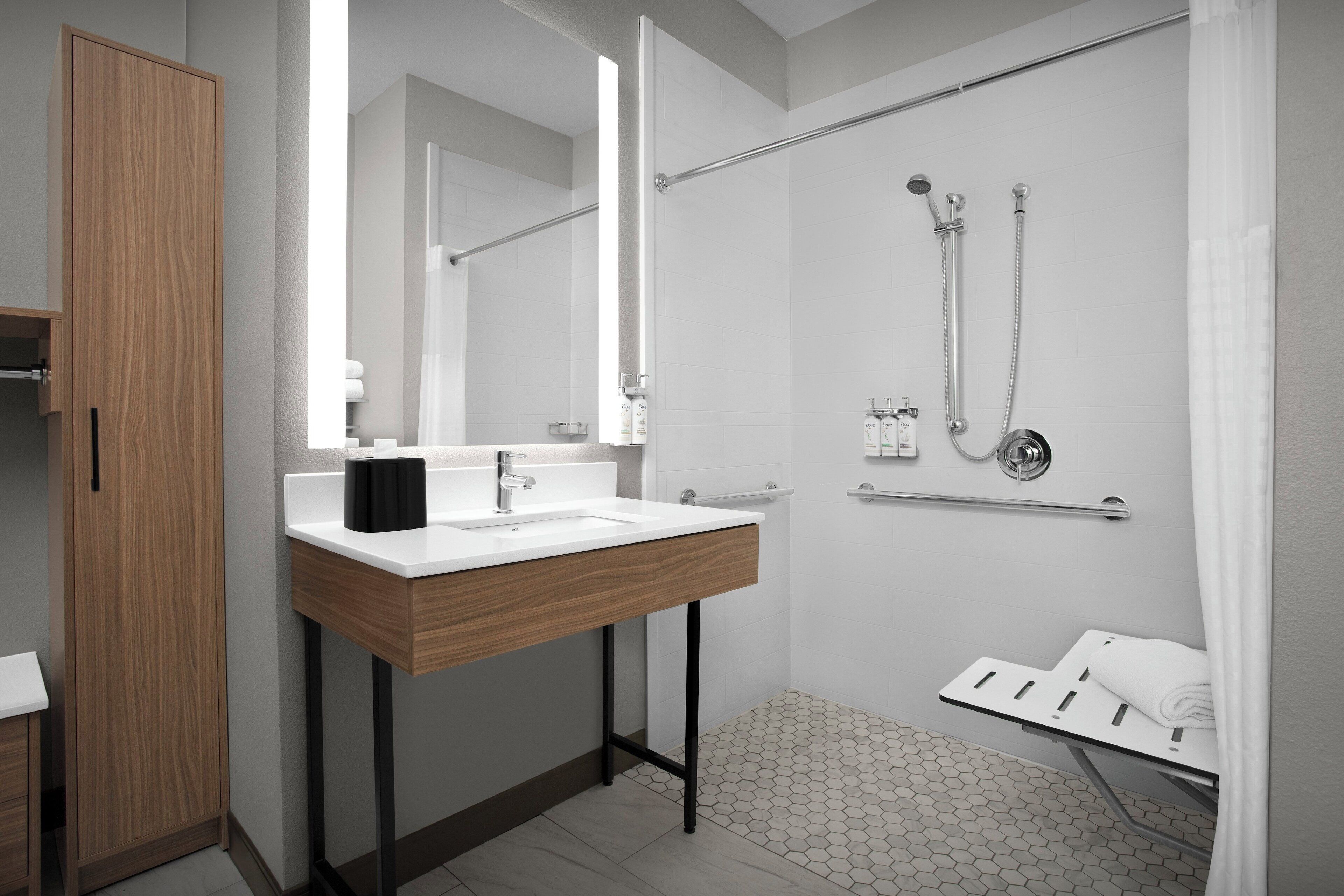 suite, 2 bedrooms (1 kng, 2 dbl, mobil) | in-room safe, desk, laptop workspace, iron/ironing board