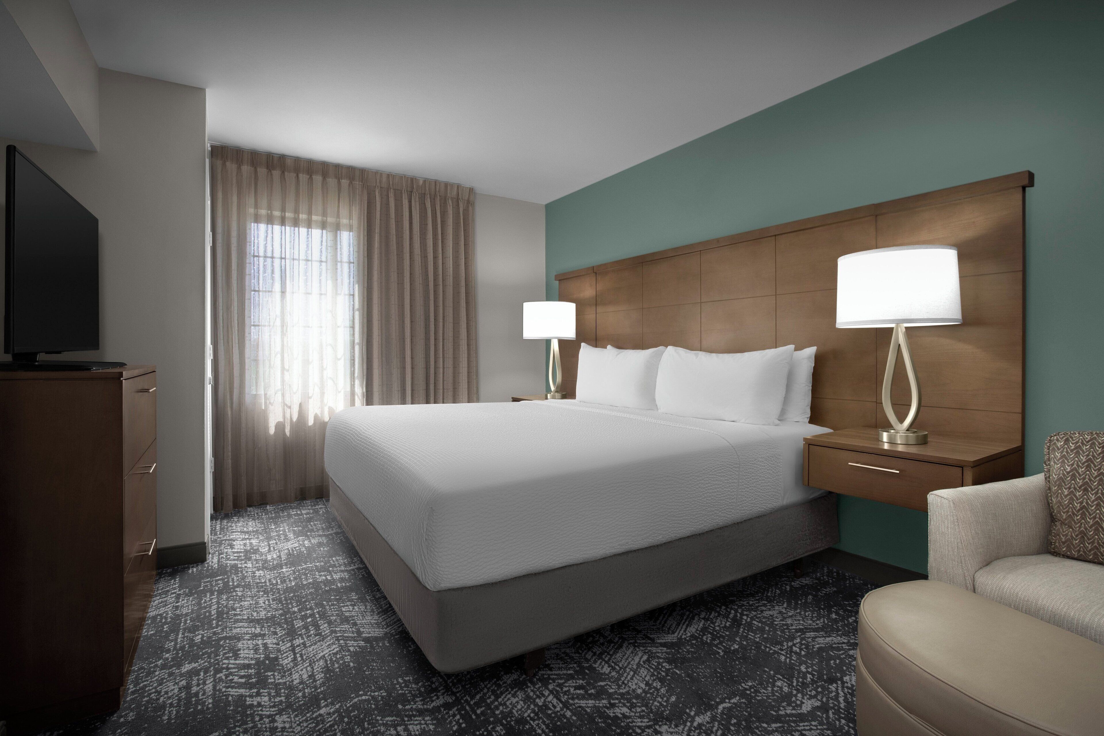 Een kluis op de kamer, een bureau, een laptopwerkplek