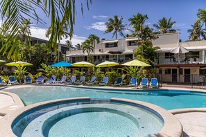 Outdoor spa tub - Beachfront Terraces (Port Douglas)