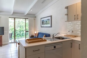 Superior Apartment | Private kitchen | Full-size fridge, microwave, oven, stovetop - Beachfront Terraces (Port Douglas)