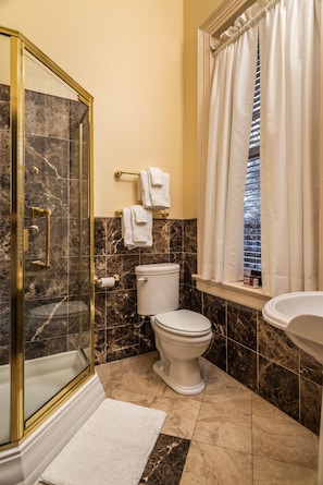 Quarto superluxo, 1 cama King, lareira | Banheiro | Produtos de toalete de grife, secador de cabelo, toalhas de banho