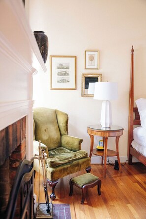 Regal Kenmore | Premium bedding, pillowtop beds, individually decorated - Ironclad Inn & Bourbon Room (Fredericksburg)