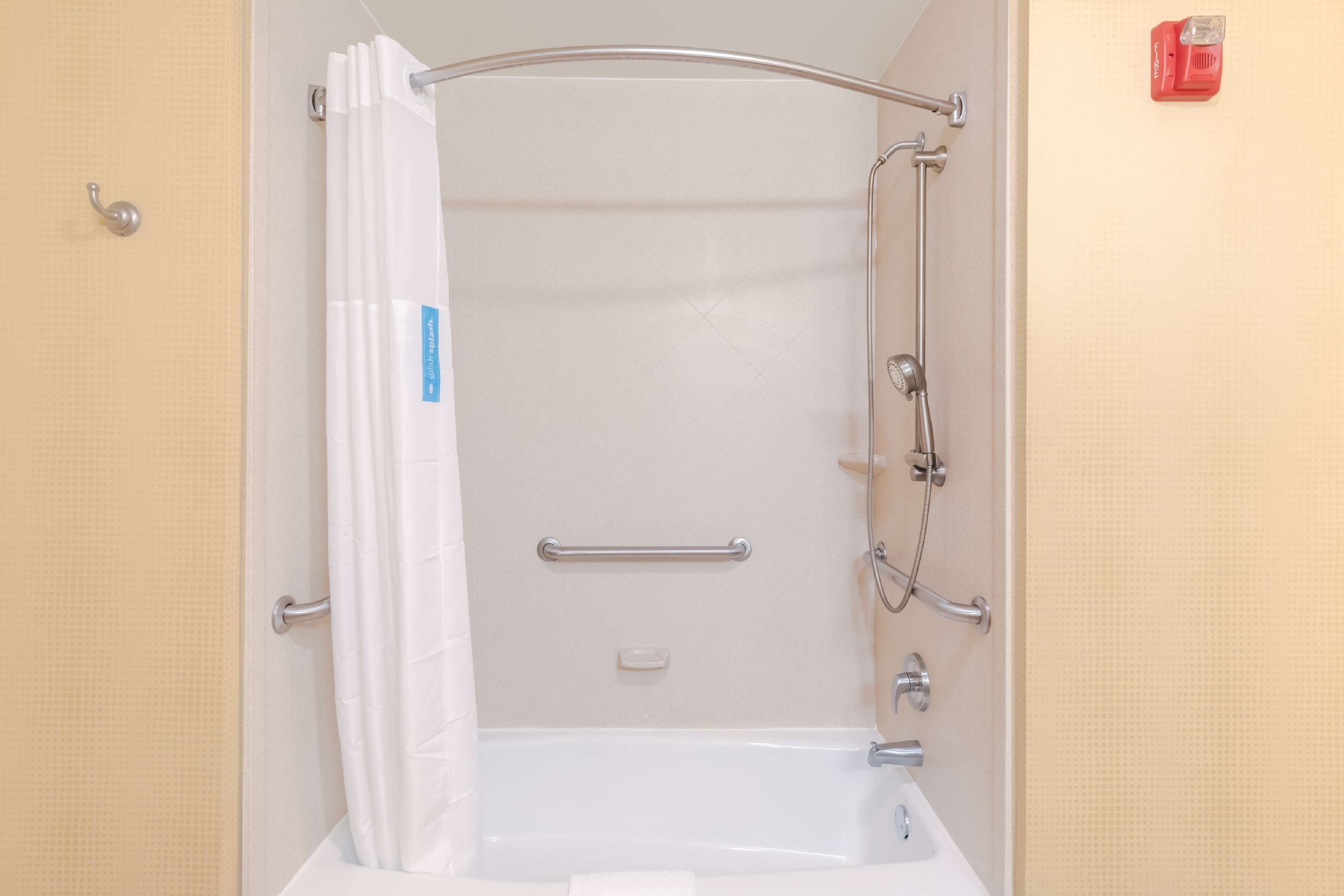 combined shower/bathtub, hair dryer, towels