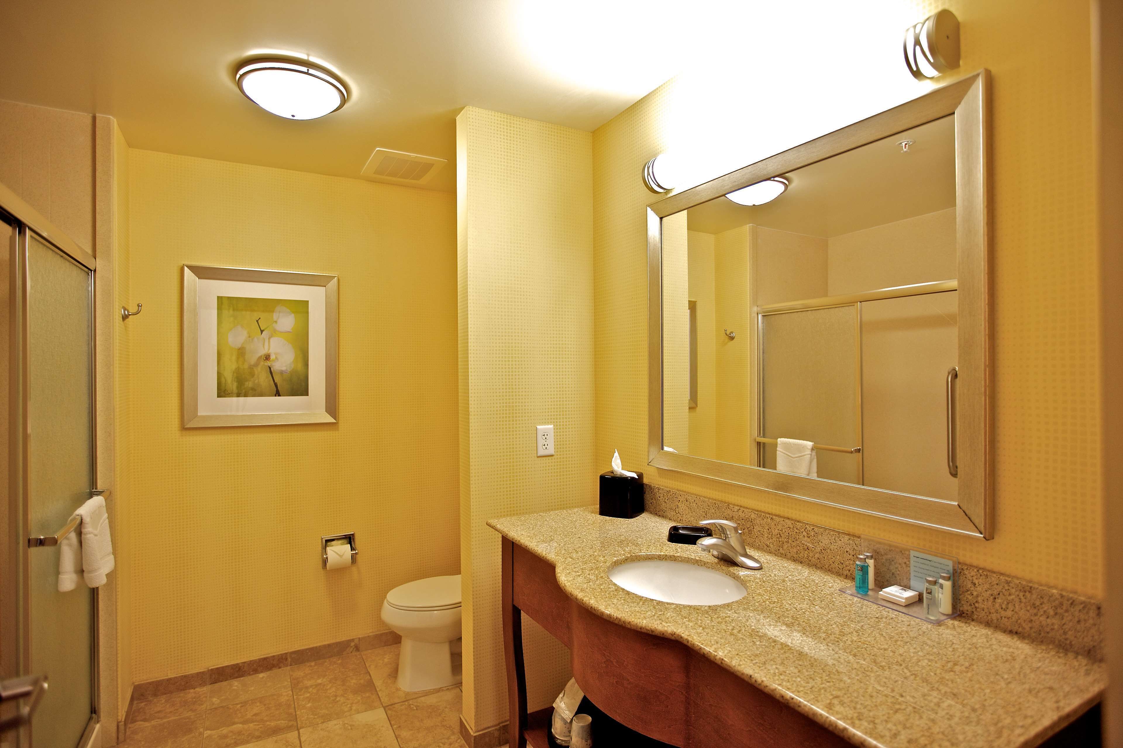 combined shower/bathtub, hair dryer, towels