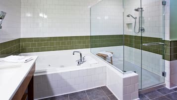 Ein modernes Badezimmer mit einer Duschkabine, einer freistehenden Badewanne und einem Waschtisch mit Spiegel.