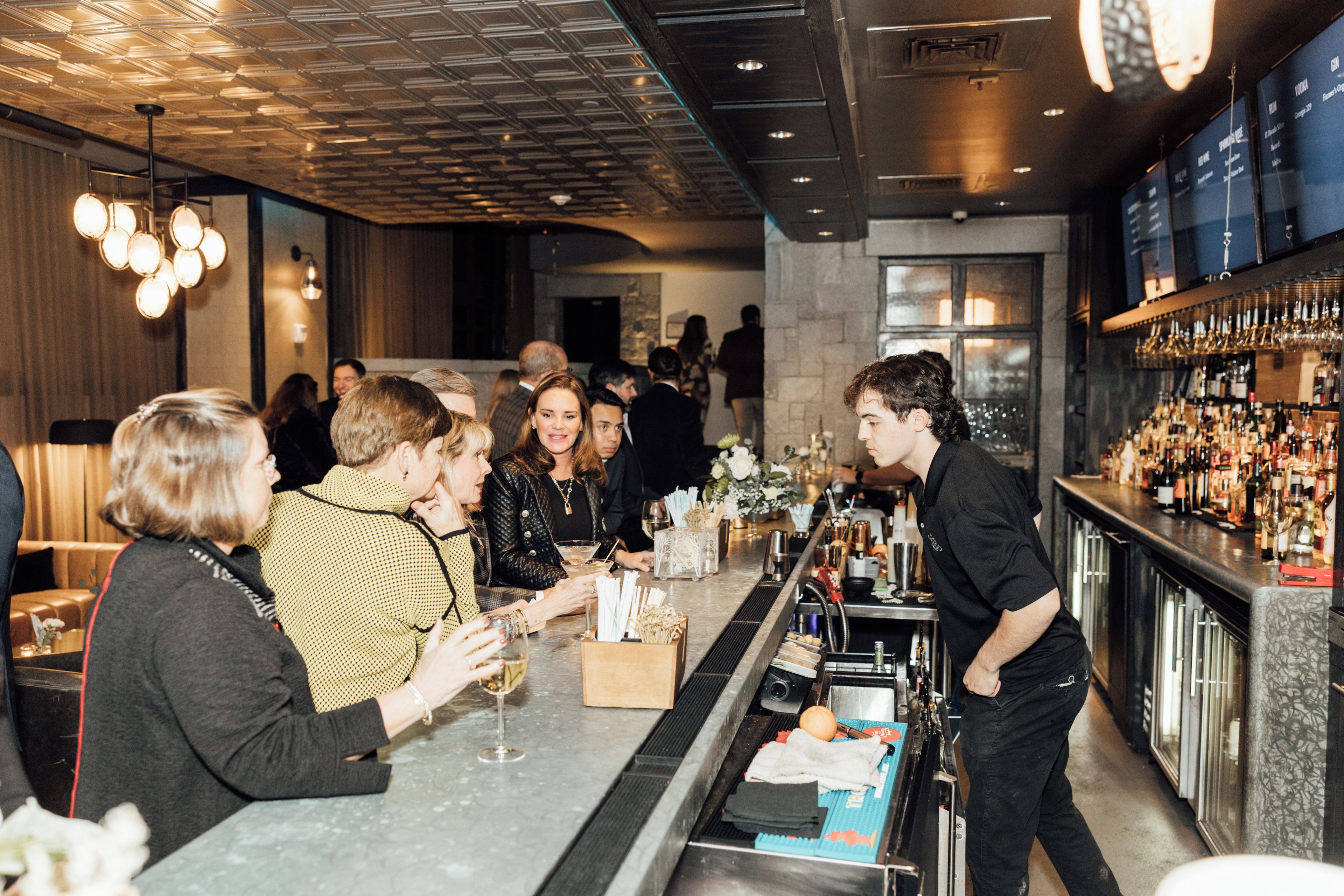 En bardisk med en bartender, en bardisk och ett urval av flaskor.