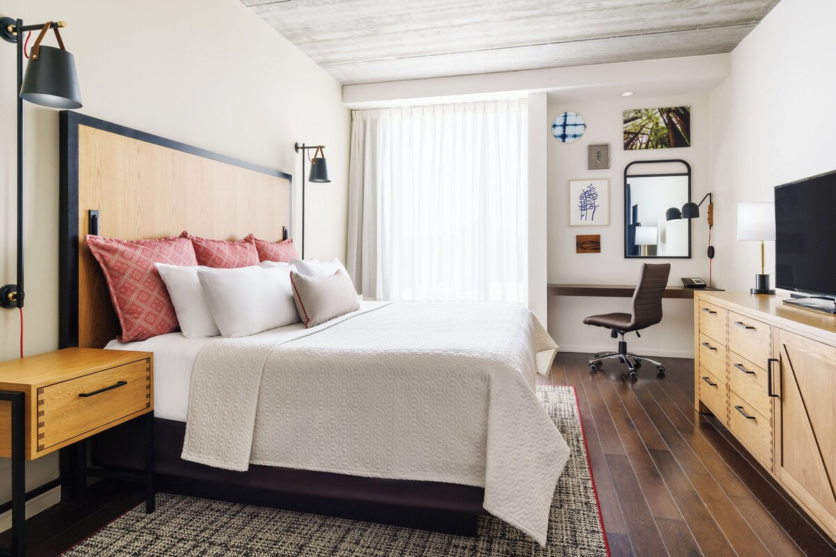 Hypo-allergenic bedding available, in-room safe, desk, laptop workspace