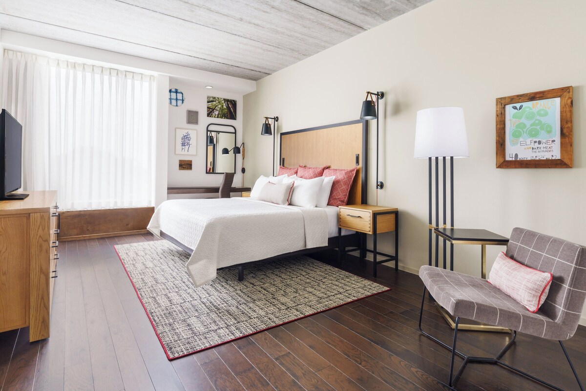 Standard Room, 1 King Bed, Mobility Accessible (Roll-In Shower) | Hypo-allergenic bedding available, in-room safe, desk, laptop workspace