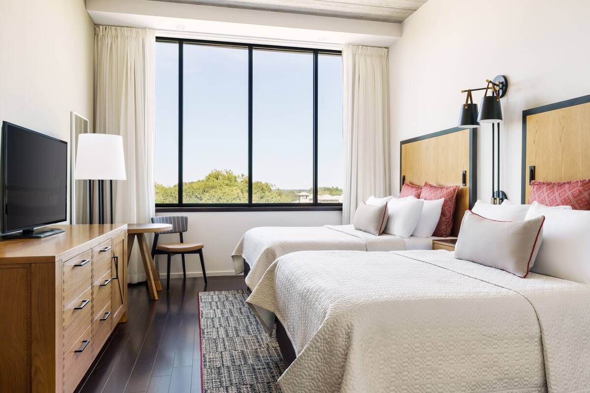 hypo-allergenic bedding, in-room safe, desk, laptop workspace