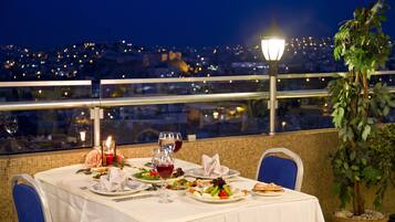 Se sirven cenas y cocina turca, restaurante con mesas al aire libre
