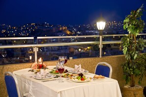 ディナーに営業 (トルコ料理、屋外席)