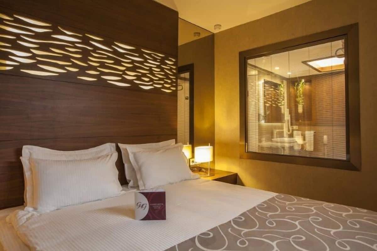Grand Deluxe King Bed with Jacuzzi | เครื่องนอนระดับพรีเมียม, มินิบาร์, ตู้นิรภัยในห้องพัก, โต๊ะทำงาน