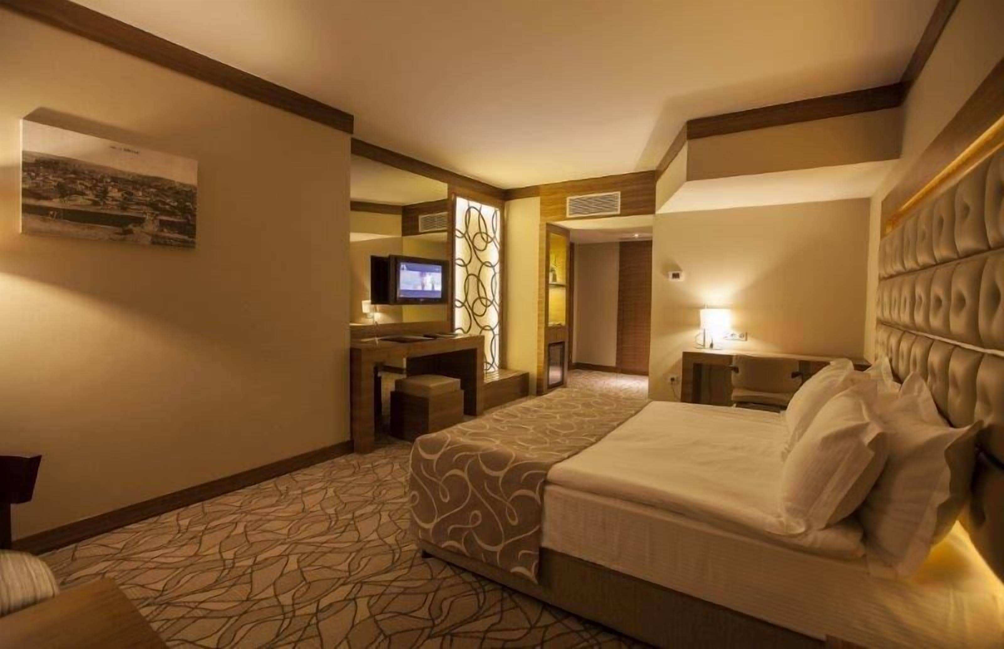 Grand Deluxe King Bed Room | Premium bedding, minibar, in-room safe, desk