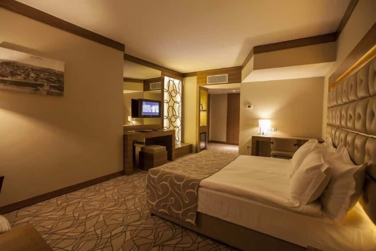 Grand Deluxe King Bed Room | เครื่องนอนระดับพรีเมียม, มินิบาร์, ตู้นิรภัยในห้องพัก, โต๊ะทำงาน