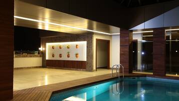 Una piscina al aire libre de temporada