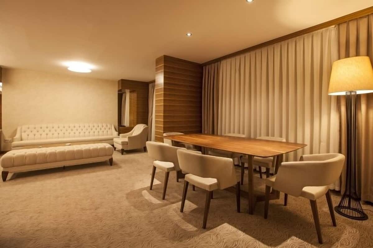 Presidential Suite | เครื่องนอนระดับพรีเมียม, มินิบาร์, ตู้นิรภัยในห้องพัก, โต๊ะทำงาน