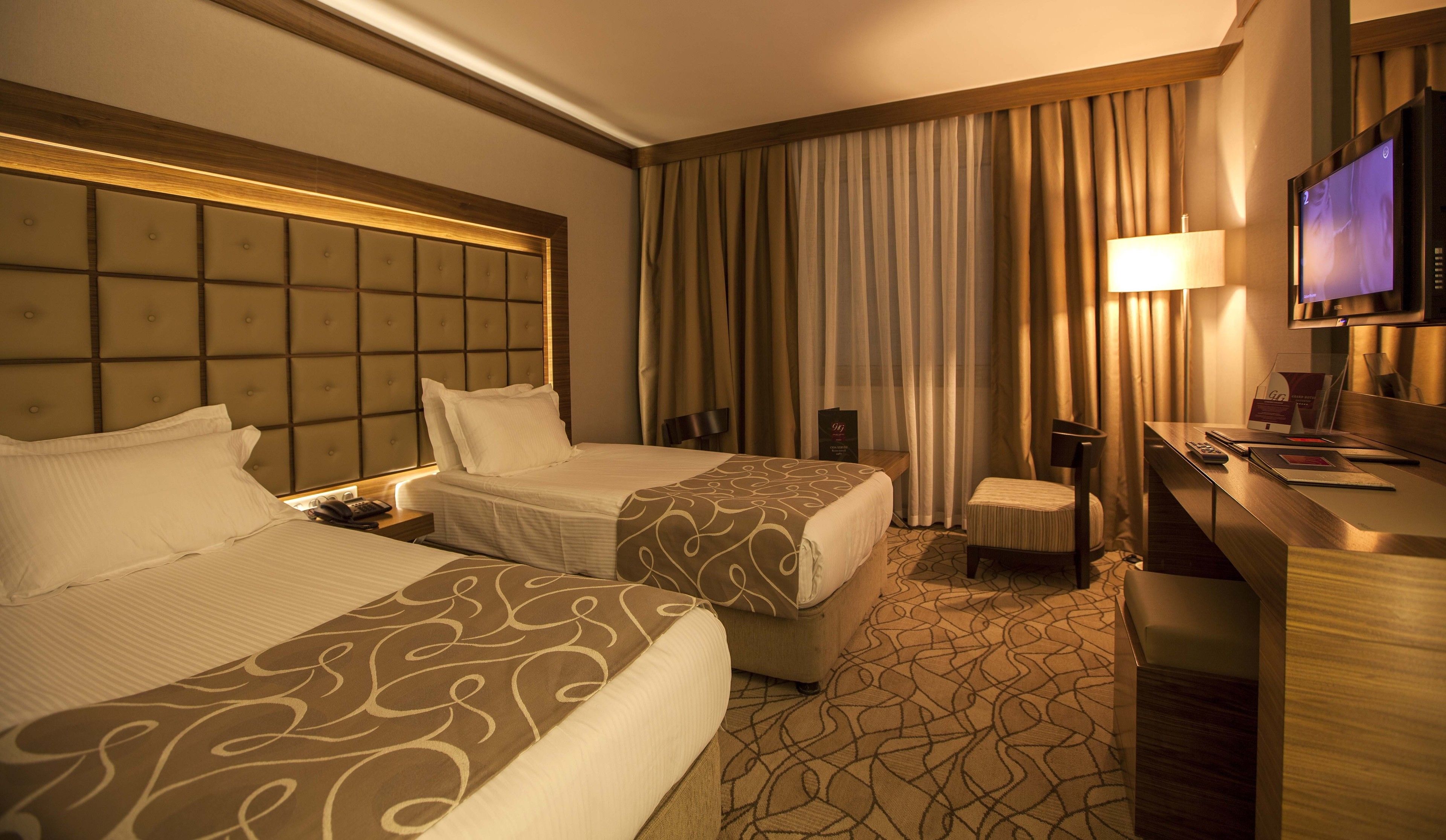 standard triple room | premium bedding, minibar, in-room safe, desk