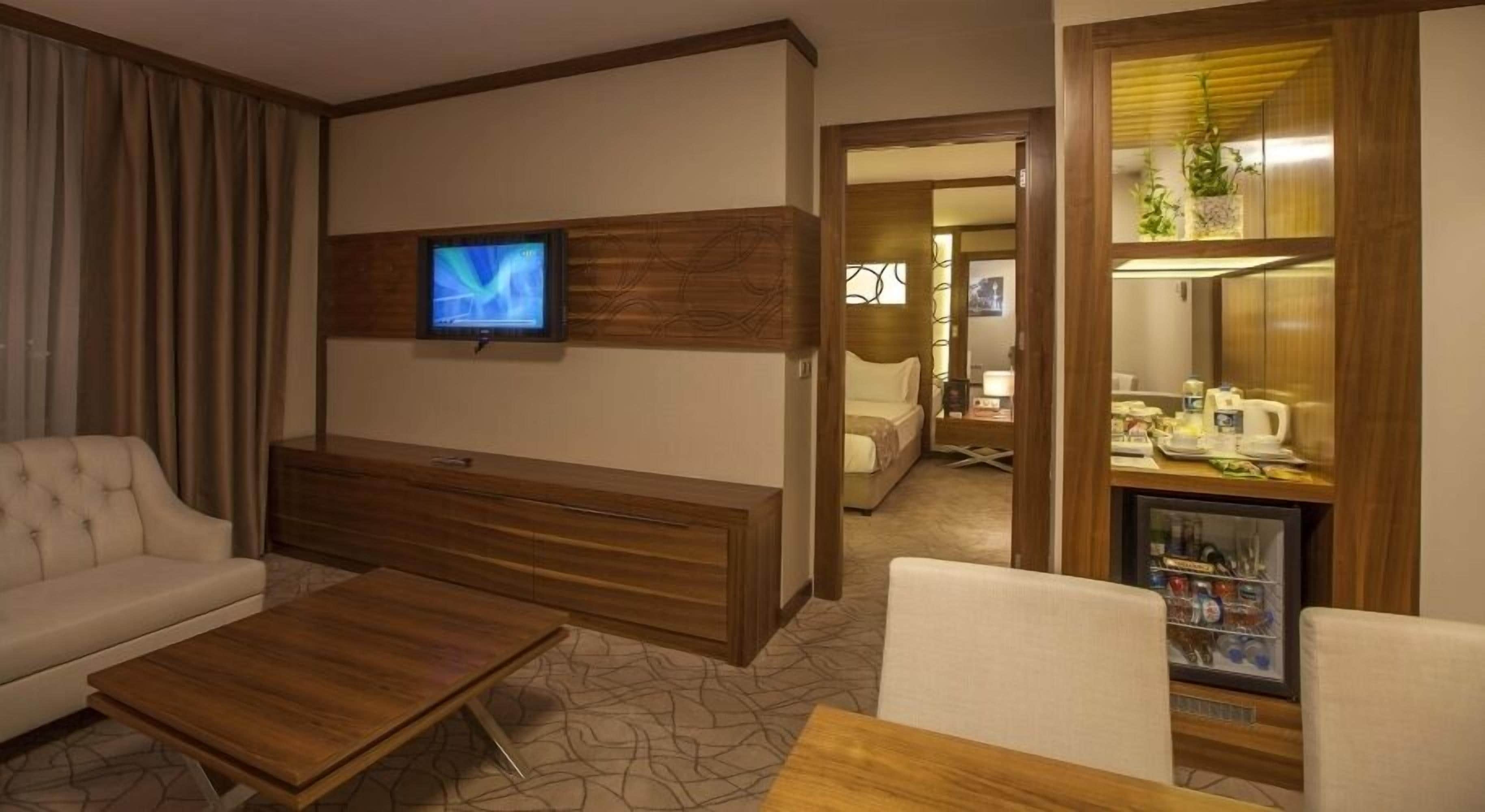 Junior Suite | Premium bedding, minibar, in-room safe, desk