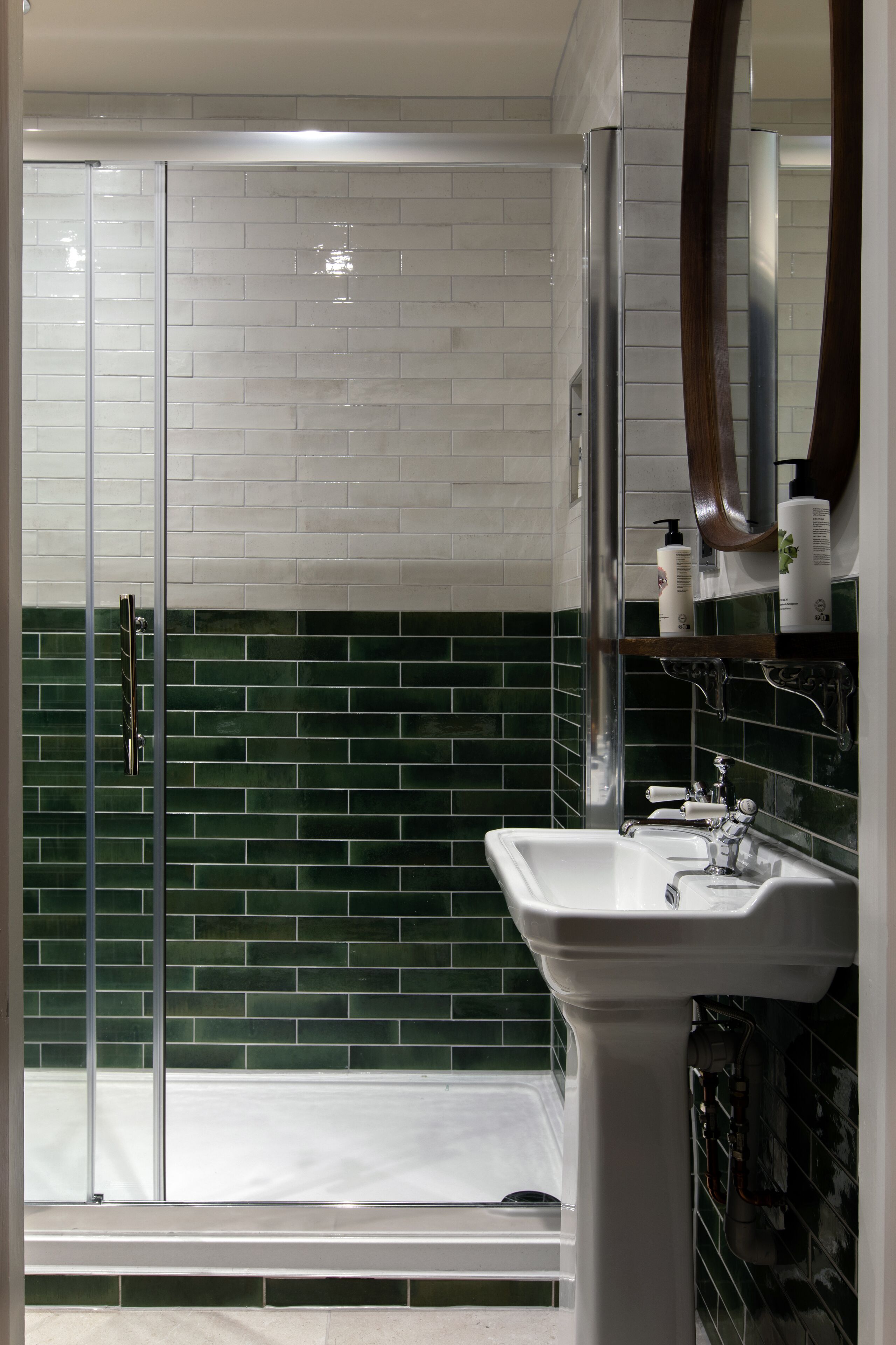 Chambre Double Classique | Salle de bain | Douche, articles de toilette gratuits, serviettes fournies