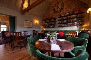 Breakfast, lunch and dinner served - The Carnarvon Arms (Newbury)