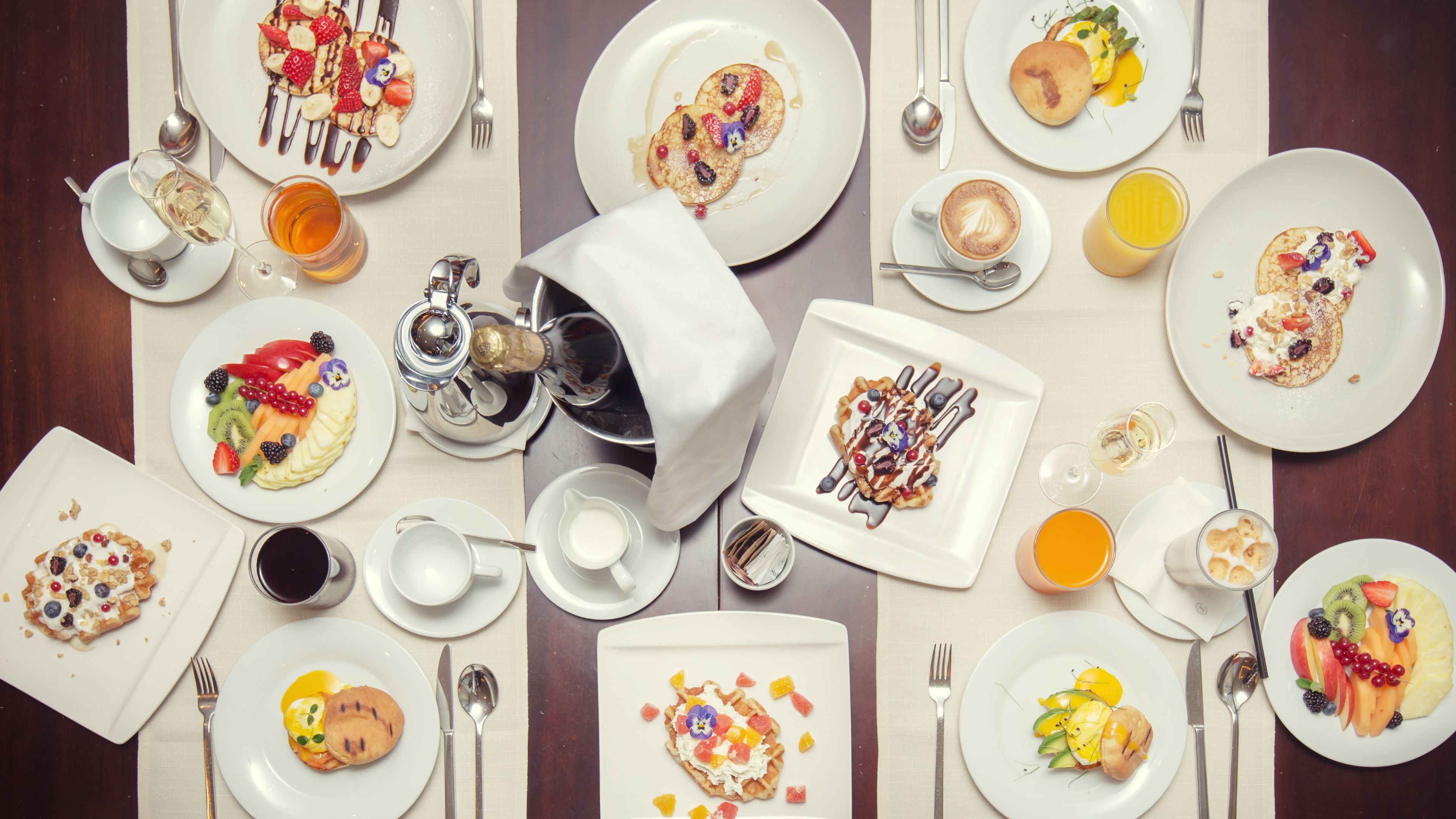 Desayuno completo diario (EUR 29 por persona)