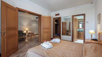 VIP Suite Sharing Pool | VÀrdeförvaringsskÄp pÄ rummet, mörklÀggningsgardiner och gratis wi-fi