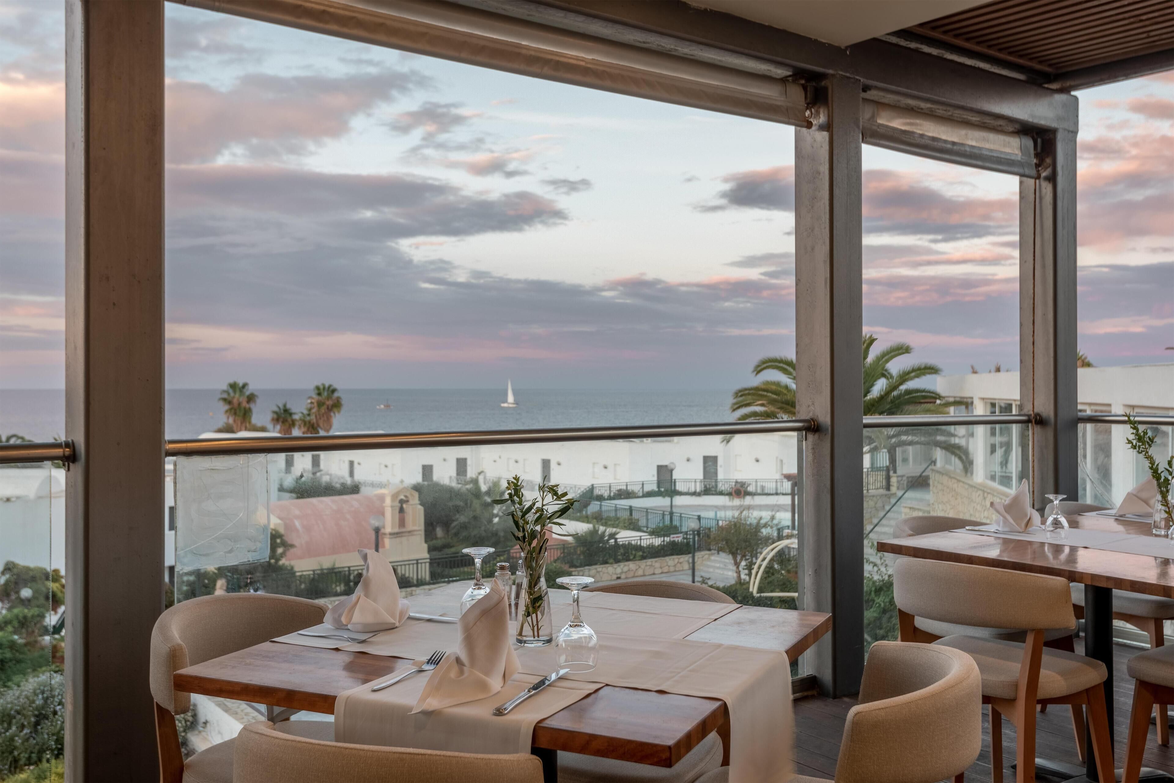 2 ห้องอาหาร, บริการอาหารกลางวัน