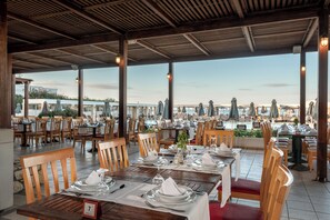 2 restaurants, lunch served