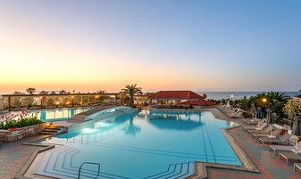 Una piscina techada, 2 piscinas al aire libre, sombrillas