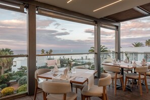 2 restaurantes, se sirve almuerzo 