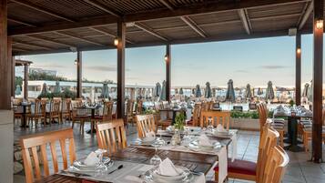 2 restaurants, serveren lunch