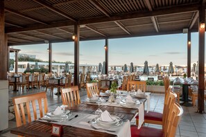 2 restoran, makan tengah hari dihidangkan 