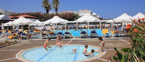 Piscine couverte, 2 piscines extérieures, parasols de plage