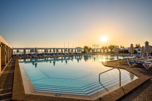 Indoor pool, 2 outdoor pools, pool umbrellas, sun loungers - Annabelle Beach Resort - All Inclusive (Hersonissos)