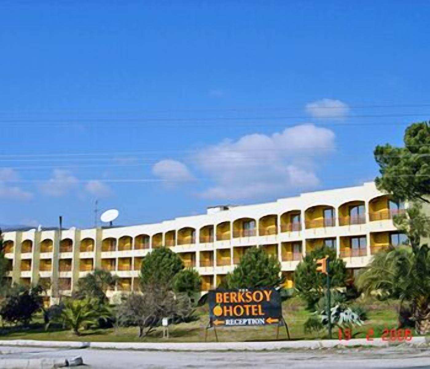 Un hotel de varios pisos con un cartel que indica que es el Hotel Berksoy.