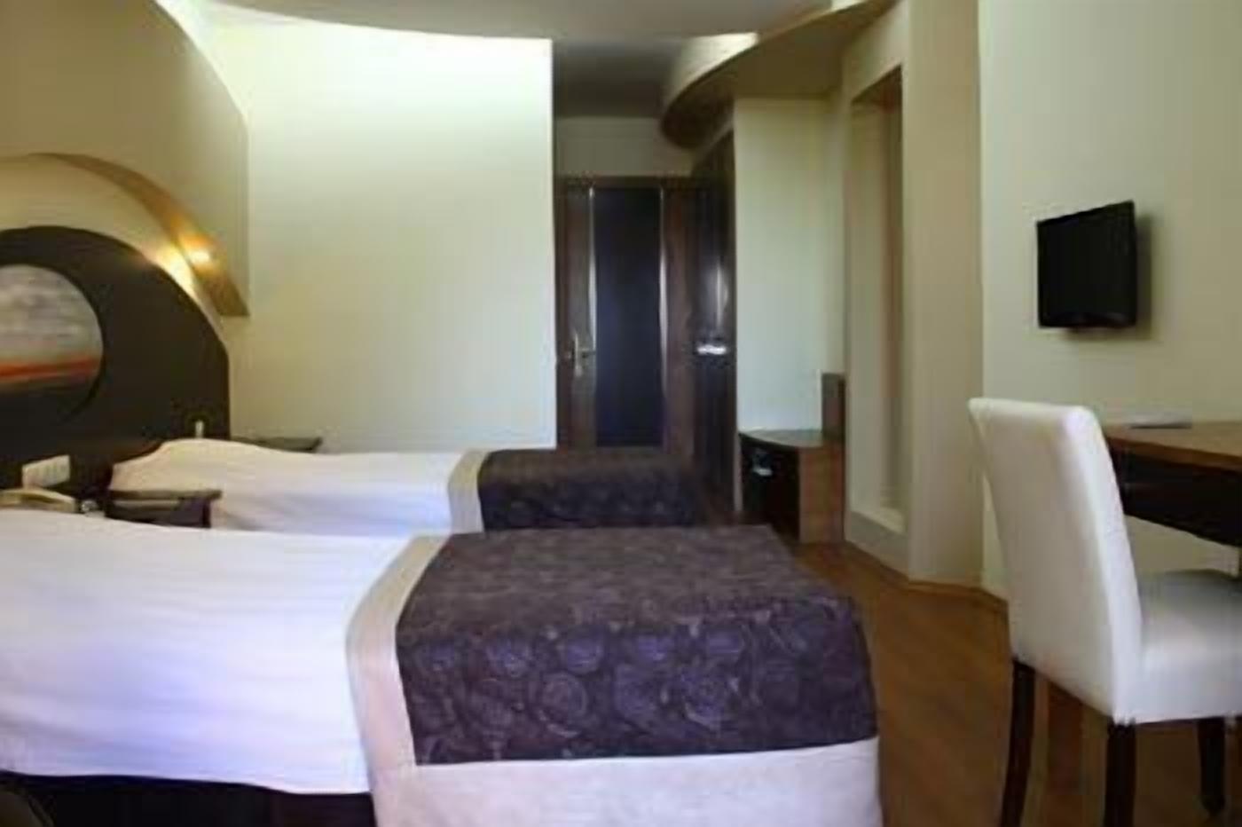 Deluxe Double Room, 1 Double Bed | Minibar, in-room safe, desk, free WiFi