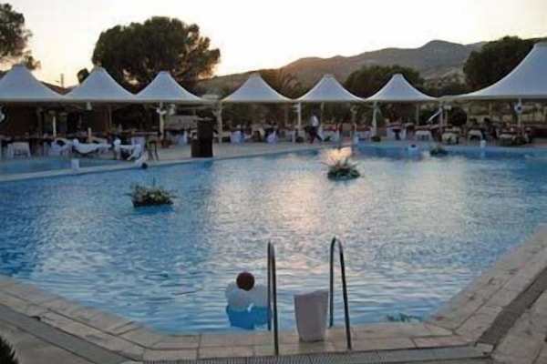 Seasonal outdoor pool, free cabanas, pool umbrellas
