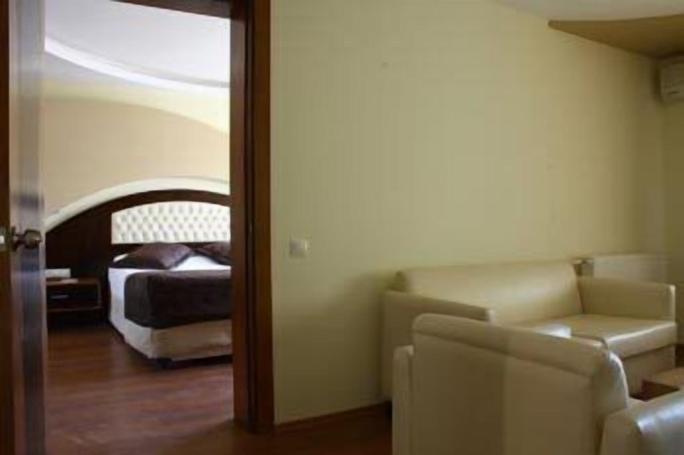 Un dormitorio con cama, mesita de noche y una silla.