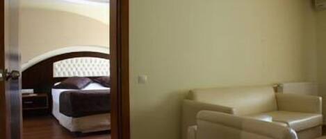 Un dormitorio con cama, mesita de noche y una silla.