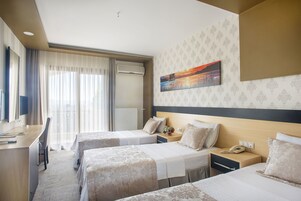 家庭三人房, 1 间卧室, 浴缸, 花园景观 | 迷你吧、客房内保险箱、办公桌、免费 WiFi