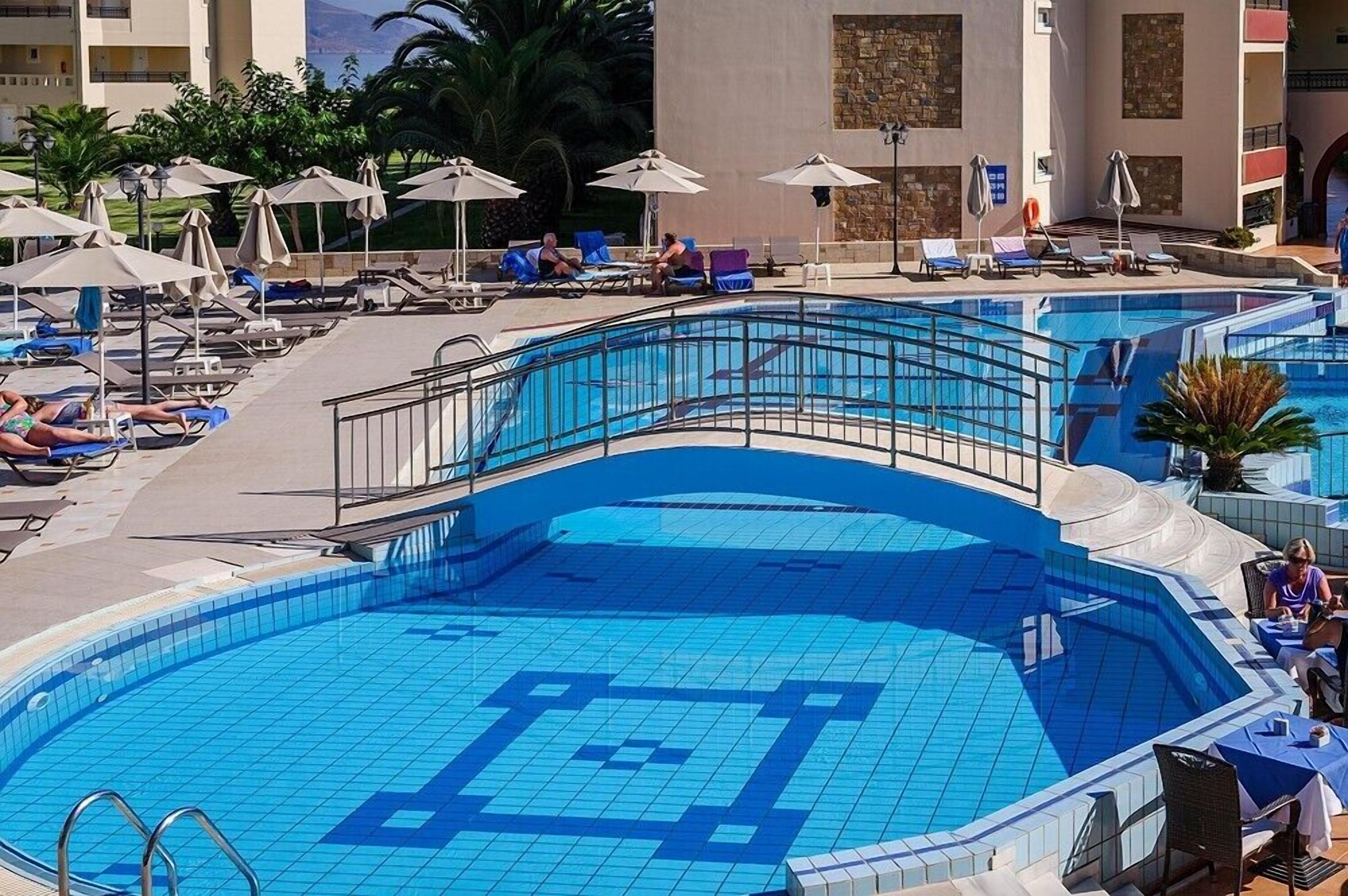 Una piscina techada, 2 piscinas al aire libre, sombrillas