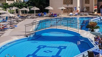 Una piscina techada, 2 piscinas al aire libre, sombrillas