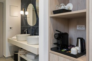 Bathtub, hair dryer, towels