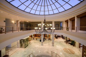 Salón en el lobby, con vista a la playa, abre todos los días