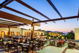 Salón en el lobby, con vista a la playa, abre todos los días