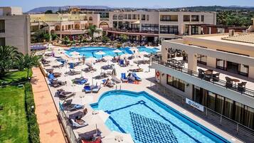 Kolam renang tertutup, 2 kolam renang terbuka, payung kolam