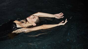 Una persona flotando en una piscina con los brazos extendidos.